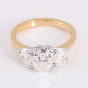 Bague en or jaune véritable avec trois pierres ovales en moissanite, pierre principale de 2,5 carats D VVS, cadeau d'anniversaire de mariage, personnalisable, classique, raffinée - Product Image 3