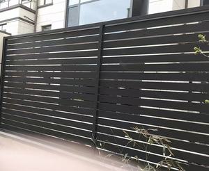 Panel de Valla de Aluminio de Seguridad con Listones Horizontales y Marco Metálico, Pantalla de Privacidad Recubierta para Puerta y Piscina, Uso Automático y Manual - Product Image 1