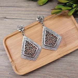 Boucles d'oreilles pendantes géométriques en argent tibétain vintage, motif floral creux, bijoux ethniques bohèmes, festifs, hypoallergéniques, élégants et tendance - Product Image 3