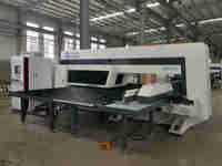 Machine de poinçonnage à tourelle CNC à moteur pneumatique personnalisé, certifiée CE, pour le traitement multi-matériaux de haute précision