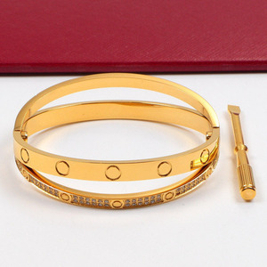 Bracciale Bangle Doppio Love con Vite e Cacciavite di Design in Acciaio Inossidabile 316L Placcato Oro 18K per <span class=keywords><strong>Uomo</strong></span> e Donna - Product Image 2