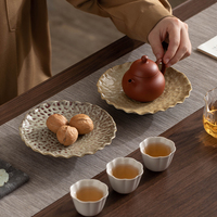 Assiette de service artisanale en céramique brute de 5,5 pouces, finition rustique au four, assiette à dessert à bord ondulé irrégulier, assiette alimentaire pour collations
