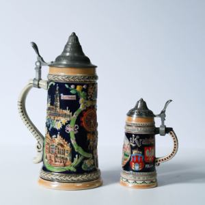 <span class=keywords><strong>Chope</strong></span> à <span class=keywords><strong>bière</strong></span> noire <span class=keywords><strong>allemande</strong></span> gravée sur mesure avec couvercle en métal <span class=keywords><strong>1L</strong></span>, <span class=keywords><strong>chope</strong></span> à <span class=keywords><strong>bière</strong></span> classique pour Bar, fête, Oktoberfest - Product Image 1