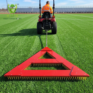Outil de peignage de toilettage de <span class=keywords><strong>gazon</strong></span> en plastique de cadre d'acier de brosse de Triangle d'herbe artificielle résistante pour le terrain de Football - Product Image 1