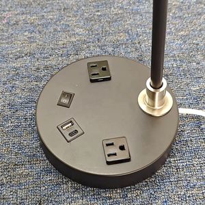 Lampe de chambre King Size contemporaine personnalisée pour hôtel, en fer blanc avec abat-jour en tissu et double prise de courant intégrée - Product Image 6