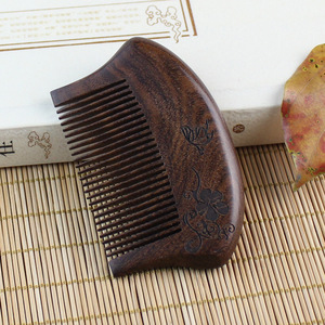 Peigne pour bébé en bois de santal, grand, portable, à dents fines, pour la maison et les voyages - Product Image 3