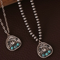 Collier chaîne en alliage avec pendentif croix estampée, style vintage western 2026, orné de pierres turquoise, de perles Navajo et d'un motif chapeau de cowboy