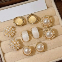 Nouvelles Boucles d'Oreilles Géométriques de Luxe Léger Haut de Gamme en Pierre Chat, Clous d'Oreilles Ronds Dorés avec Perles, Bijoux Tendance de Niche pour Femmes