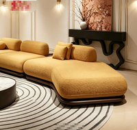 Canapé modulaire sectionnel STG en boucle moutarde et bois de noyer, style italien moderne, avec chaise longue et table d'appoint en bois pour villa