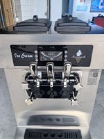Machine à glace molle commerciale de table 20-28L/h à trois saveurs avec système de nettoyage automatique, refroidissement par air et fonction de pré-refroidissement