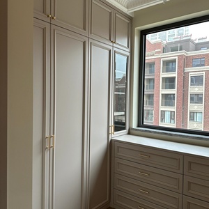 Armadio Moderno in Legno Massello Color Crema Stile Americano per Camera da Letto - Completamente Personalizzabile per Tutta la Casa - Product Image 2