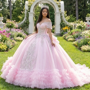 Robe de Quinceañera Xs295 de luxe moderne rose avec appliques de perles de cristal, dos nu, décolleté cœur, traîne chapelle, longueur ras du sol, en tulle scintillant - Product Image 1