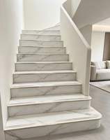 Marches d'escalier en marbre moderne veiné or de luxe, carreaux de porcelaine pour escalier intérieur, un ensemble