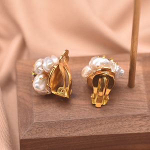 Boucles d'oreilles clous en pierre de sable dorée et perles, ornées de pierres précieuses scintillantes, style luxe pour femme, idéales pour mariage et soirée, ornement brillant - Product Image 1