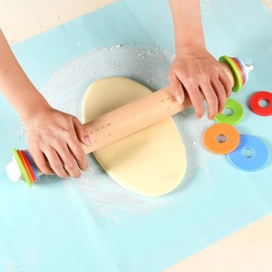 Rouleau à pâtisserie en bois avec anneaux de réglage d'épaisseur pour la pâtisserie, le fondant et la pizza, avec 4 anneaux de réglage d'épaisseur - Product Image 4