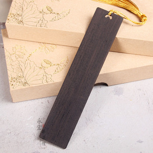 Marque-pages en bois brut de style chinois du fabricant Redwood, cadeau souvenir, logo personnalisé - Product Image 2