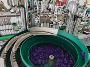 Macchina automatica dello stampaggio ad iniezione di plastica per il tubo della raccolta del sangue che fa la macchina con la macchina di GMP - Product Image 5