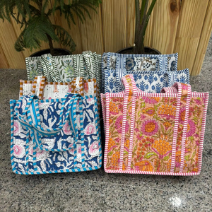 กระเป๋าโท้ทผ้าฝ้ายเย็บมือขนาดเล็กสำหรับผู้หญิง พร้อมสายโซ่ ปิดแบบเปิด กันน้ำ เหมาะสำหรับฤดูร้อน - Product Image 1