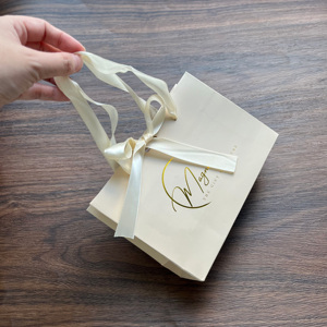 Sac en papier pêche de luxe personnalisé avec logo noir pour l'emballage de bijoux, cosmétiques et lunettes, avec poignée en ruban - Product Image 3