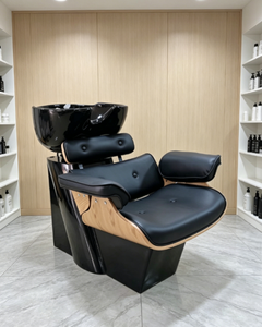 Fauteuil de lavage moderne de luxe inclinable pour salon de coiffure, en cuir PU noir, avec panneau latéral en bois et bac en <span class=keywords><strong>céramique</strong></span> brillant, pour institut de beauté et barbier - Product Image 1