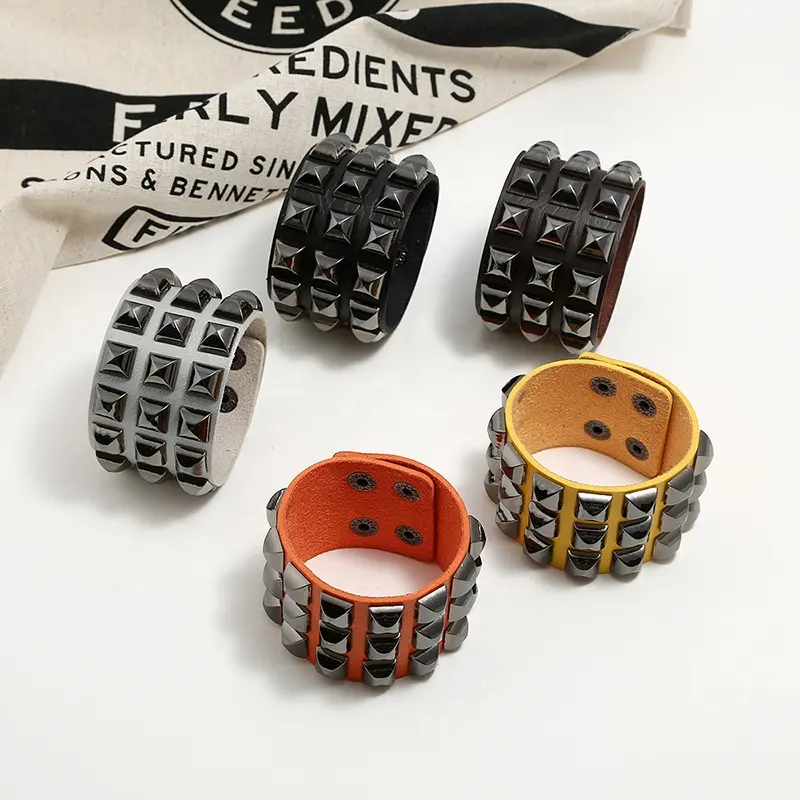 Pulseira cravejada de couro, pulseira envoltória bracelete de couro preto com rebite punk, botão de pressão e pulseira de metal para homens