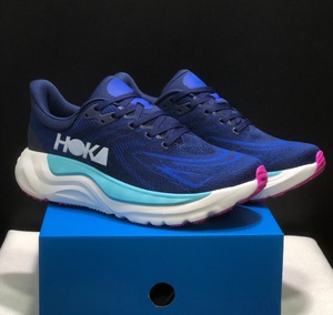 รองเท้าวิ่ง HOKAS Arahi 8 ตาข่ายระบายอากาศดี สีตัดกันอย่างมีสไตล์ เหมาะสำหรับการฝึกซ้อมและการแข่งขัน รองรับแรงกระแทกได้ดี เหมาะสำหรับการวิ่งจ๊อกกิ้งแบบช้าๆ และเล่นกีฬา - Product Image 4