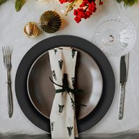Assiettes de présentation rondes en plastique noir mat de 13 pouces pour mariage, Noël, service de dîner