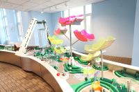 Interesante parque de atracciones, mesa de agua, patio interior, juego de agua para niños