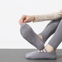 Kaus Kaki Yoga Pilates Wanita Profesional dengan Tali Silang Anti Selip dan Penghangat Kaki Bergaris untuk Kebugaran Tari Balet Barre
