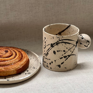 Venta al por mayor <span class=keywords><strong>de</strong></span> diseño <span class=keywords><strong>de</strong></span> mango <span class=keywords><strong>de</strong></span> bola redonda pintado a mano tinta <span class=keywords><strong>porcelana</strong></span> Latte taza antigua té café taza y platillo conjunto - Product Image 3