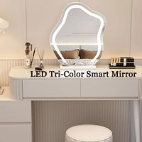 Bureau de toilette moderne crème avec poignées dissimulées, miroir LED nuage 3 couleurs et armoire latérale interchangeable.
