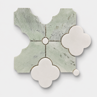 Mosaïque de marbre vert personnalisée, motif floral blanc en pierre découpée au jet d'eau pour murs et sols
