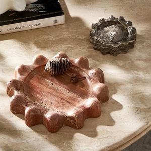 Porte-objets artisanal en pierre de travertin rouge Flora - Product Image 3