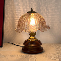 Lampe de chevet rétro en bois massif avec base en laiton et acrylique à volants, lampe de table pour chambre à coucher ou gîte