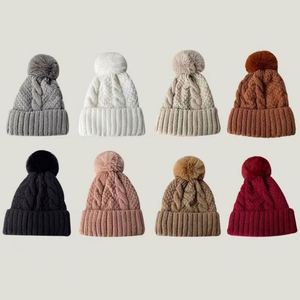 Gorros de Punto Personalizados en Oferta 2025, Gorros Cálidos Lisos para Mujer, Gorro de Invierno con Pompón de Piel Sintética, Gorro de Moda Blanco y Negro - Product Image 1