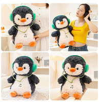Peluche pingouin mignon de 8 pouces avec écouteurs verts, animal en peluche doux sur le thème de la musique, pour cadeaux, vente en gros, poupée pour machine à griffes, en vrac
