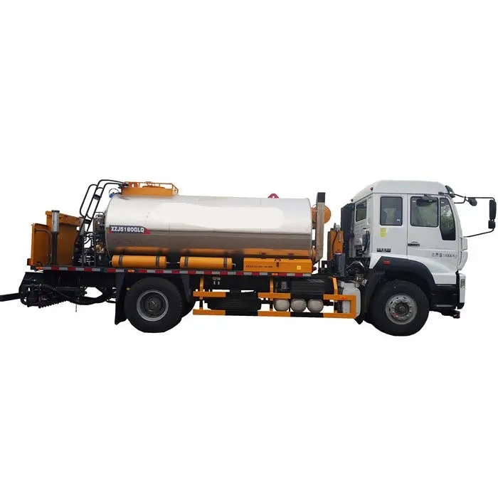 Sıcak satış 8000L 8T 8cbm 8m3 asfalt dağıtım kamyonu XLS803 asfalt kamyon bitüm püskürtücü dağıtım kamyonu