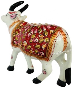 Estatua de vaca y ternero hecha a mano y personalizada, diseño Art Deco Meenakari en latón, artesanía Nirmala, para decoración de mesa. - Product Image 3