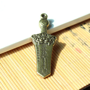 Colgante Retro de Espada de Latón, Amuleto de Aleación de Cobre, Regalo Temático, Llavero Unisex, Accesorio Decorativo de Joyería de Moda - Product Image 3