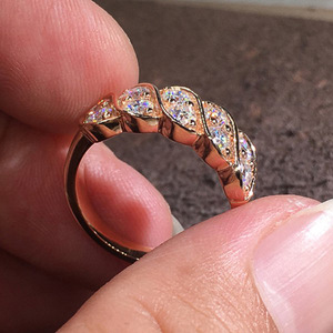 Anello Decorativo Largo con Zirconi in Stile Hip Hop Europeo-Americano, Ornamento Elegante e Brillante per l'Uso Quotidiano - Product Image 5