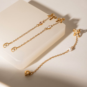 ต่างหูห้อยรูปโบว์สแตนเลสสตีลเคลือบทอง 18K ประดับมุกน้ำจืดและคริสตัลทรงพู่ สำหรับผู้หญิงใส่ได้ทุกวัน - Product Image 4