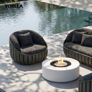Ensemble de canapés à lattes en aluminium robuste pour hôtels et complexes, résistant aux intempéries, mobilier de salon type cocon - Product Image 1