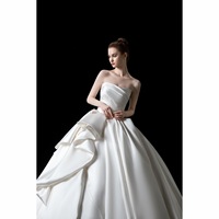 Robe de mariée de luxe classique sans bretelles en satin, style robe de bal, avec fleurs en dentelle, grande taille, corsage drapé, jupe à volants, traîne chapelle, sur mesure