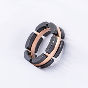 แหวนเซรามิกสีดำลายเรขาคณิต ไทเทเนียมสตีล ชุบทอง 18K สำหรับทุกเพศ แฟชั่นเครื่องประดับ ของขวัญ - Product Image 4