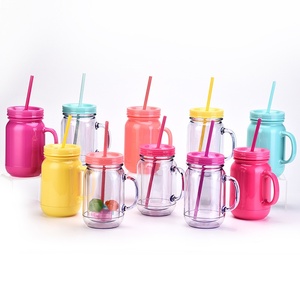 Bicchiere in Plastica Monocolore Stile Europeo Americano con Manico a Forma di Gallo, Bicchiere Mason a Doppio Strato Ecologico per Uso Quotidiano con Cannuccia - Vendita all'Ingrosso - Product Image 1