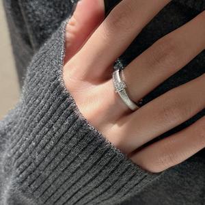 Anillo Abierto de Plata Pura S925 con Incrustaciones de Circonita Vintage, Diseño de Nicho de Lujo Ligero de 18K, Anillo Personalizado con Acabado Cepillado, Talla Única - Product Image 3