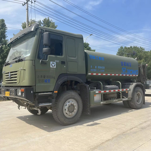 Camión cisterna de agua 4x4 con tracción en las cuatro ruedas y dos ruedas, utilizado para limpiar carreteras durante incendios forestales - Product Image 1