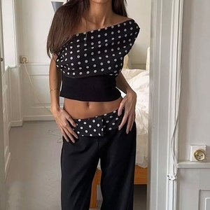 เสื้อเชิ้ตแฟชั่นผู้หญิงสไตล์วินเทจลายจุด ดีไซน์เซ็กซี่เปิดไหล่ข้างเดียว ช่วงเอวเข้ารูป คอลเลคชั่นใหม่รับซัมเมอร์ - Product Image 3