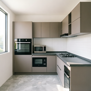 Ensemble d'armoires de cuisine modernes en forme de L BALOM avec <span class=keywords><strong>four</strong></span> encastré noir <span class=keywords><strong>et</strong></span> <span class=keywords><strong>four</strong></span> à <span class=keywords><strong>micro</strong></span>-<span class=keywords><strong>ondes</strong></span> <span class=keywords><strong>pour</strong></span> projets hôteliers <span class=keywords><strong>et</strong></span> villas. - Product Image 2