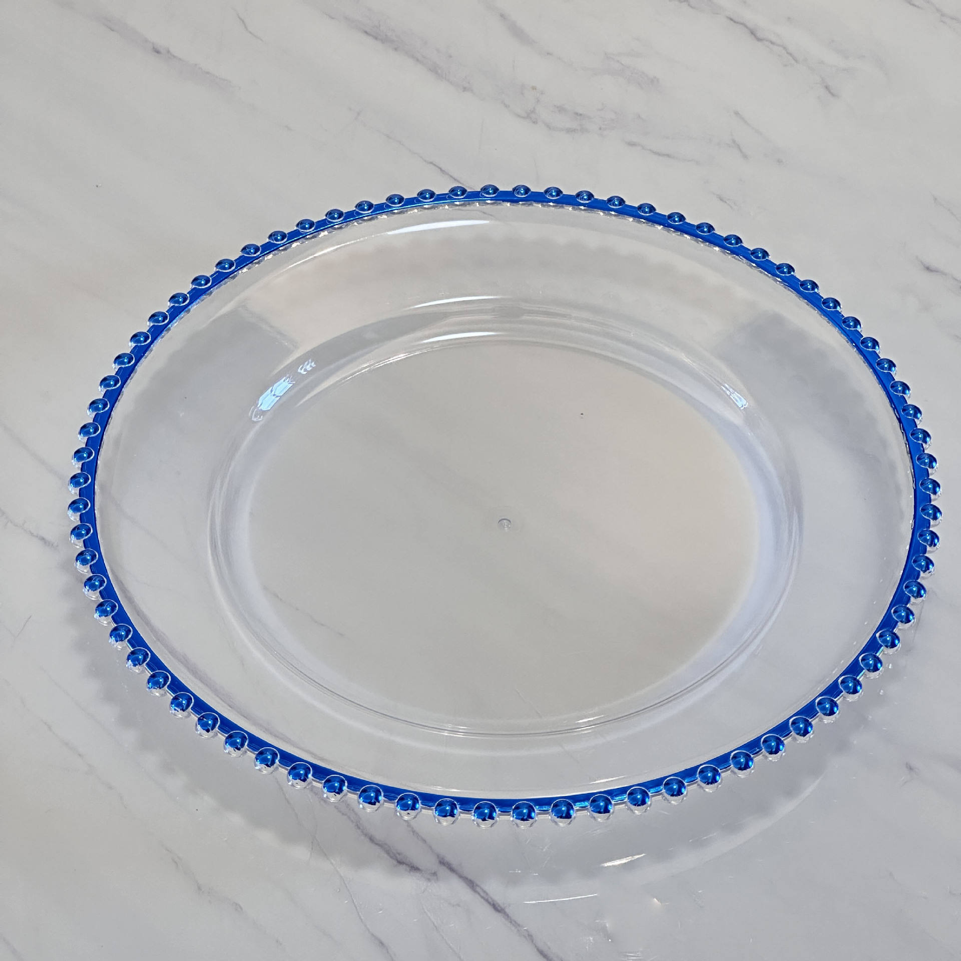 Transparent avec des perles bleues